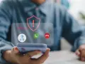 Alerta de llamada desconocida. El escudo rojo con signo de exclamación advierte sobre posibles estafas telefónicas.