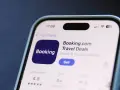 Pantalla de móvil mostrando la app Booking.com. Si te estafan en Booking, esta es la app que debes revisar.