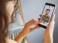 Mujer revisa un perfil en una app de citas, ¿será uno de los tantos perfiles falsos de Meetic?