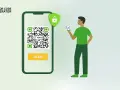 Hombre escanea un código QR en un teléfono. Un escudo de seguridad verde con un candado indica que es un QR falso.