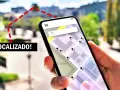 Mano sujetando un móvil con mapa y puntos de localización. ¡Localizado! se puede saber la ubicación de un móvil.