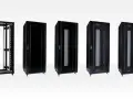 Cinco gabinetes negros de diferentes configuraciones, mostrando la estructura de un rack para equipos.