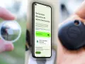 Teléfono muestra cómo activar "Encontrar mi dispositivo" para alertas de rastreo. Un localizador en mano.