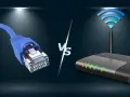 Cable Ethernet vs. router Wi-Fi. La conexión por cable ofrece una comunicación **full duplex** más estable y rápida.