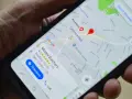 Un teléfono muestra un mapa de Google Maps en Crouch End, Londres. La pantalla detalla cómo saber si rastrean mi ubicación, mostrando un negocio llamado "Morley Butchers".