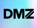Logo "DMZ" en negro sobre fondo degradado azul y rosa. DMZ router.