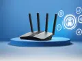 Router con antenas y diagrama de red con iconos de seguridad y conexión.