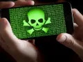 Teléfono mostrando calavera verde y números. Alguien intenta escanear virus movil.