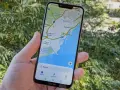 Mano sosteniendo un móvil con mapa de Barcelona. Ideal para buscar moviles por gps y planificar rutas.