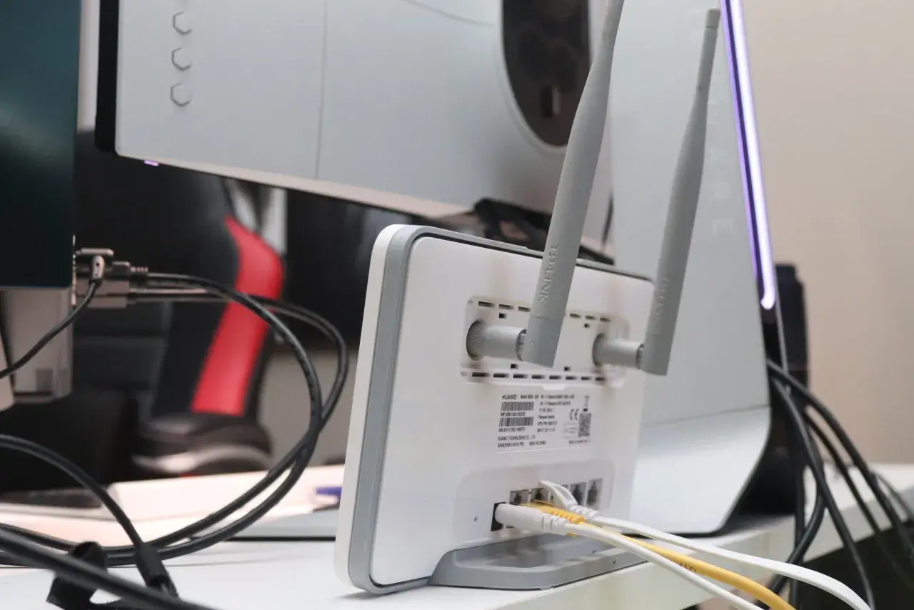 Router con antenas y cables conectados. El nombre de la red Wi-Fi, o SSID, es lo que buscas para conectarte.