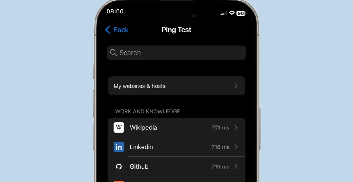 Pantalla de un iPhone mostrando una prueba de ping a Wikipedia, LinkedIn, GitHub y GitLab, con latencias entre 716 y 750 ms.