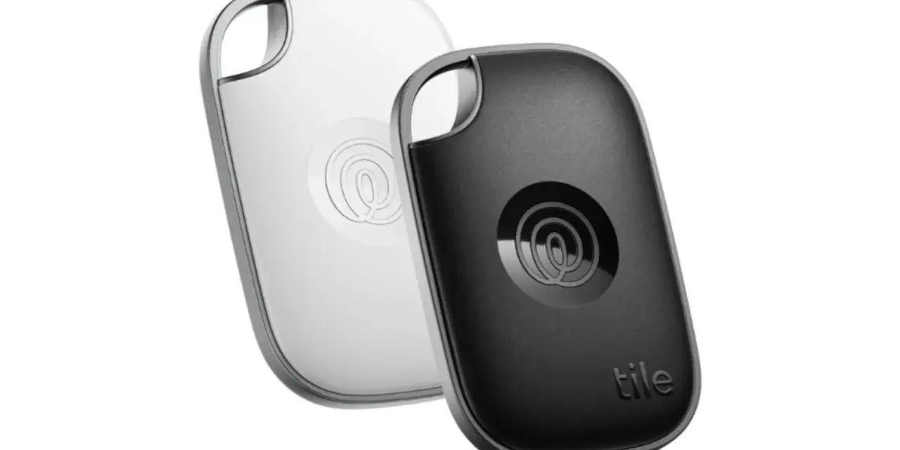 Dos rastreadores de teléfono, uno blanco y otro negro, con el logo de Tile.