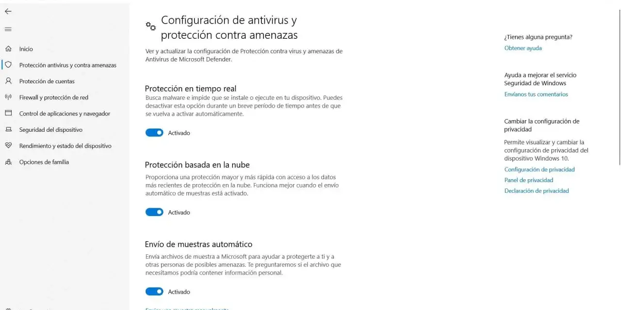 Configuración de antivirus y protección contra amenazas en Windows 11. Protección en tiempo real y basada en la nube activadas.