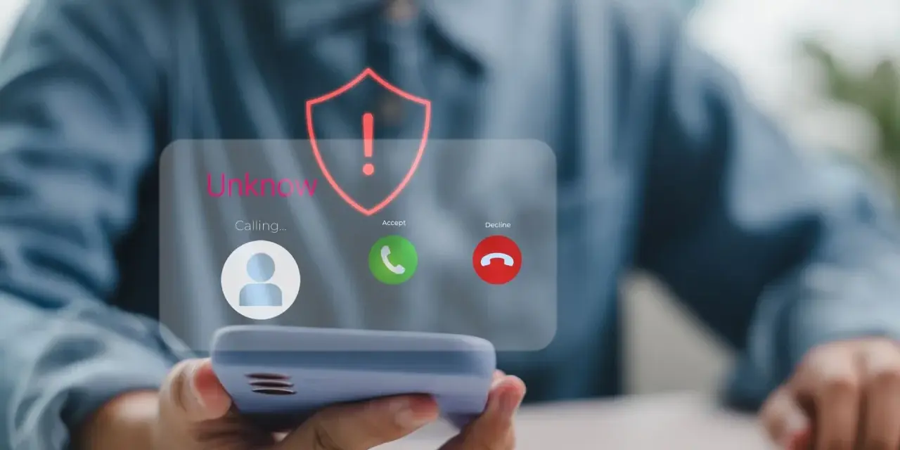 Alerta de llamada desconocida. El escudo rojo con signo de exclamación advierte sobre posibles estafas telefónicas.
