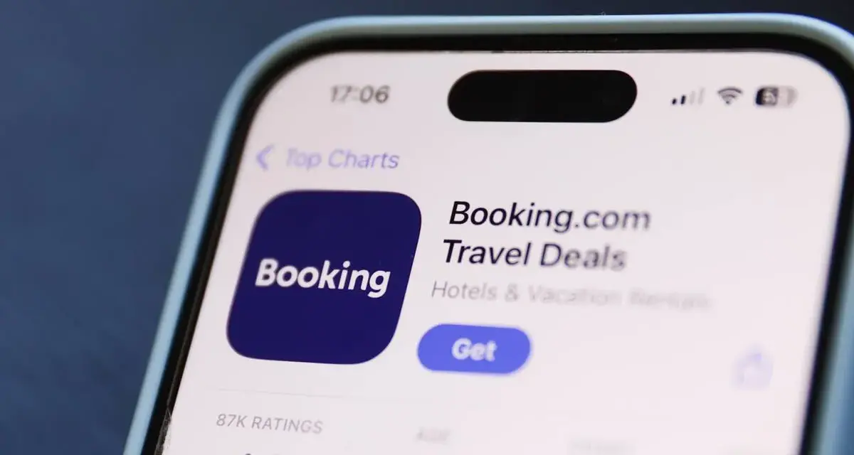 Pantalla de móvil mostrando la app Booking.com. Si te estafan en Booking, esta es la app que debes revisar.