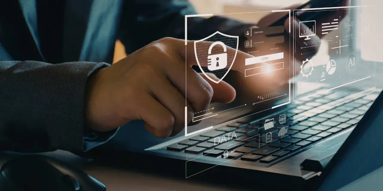 Persona interactuando con una interfaz digital de seguridad empresarial, mostrando un candado y datos.