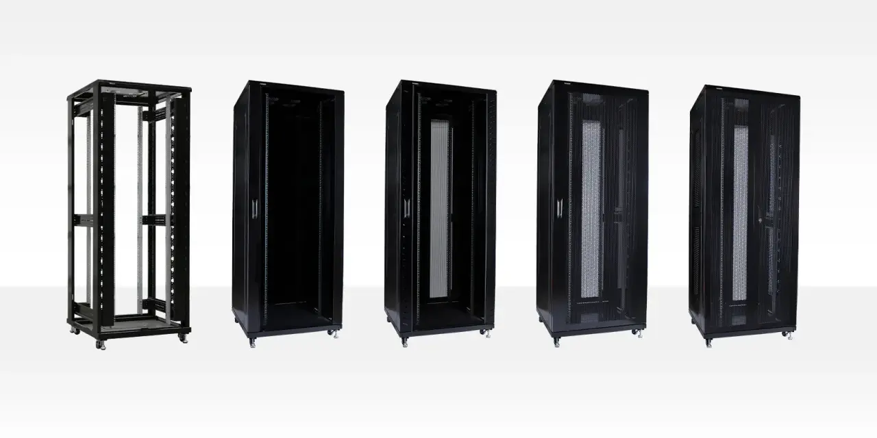 Cinco gabinetes negros de diferentes configuraciones, mostrando la estructura de un rack para equipos.