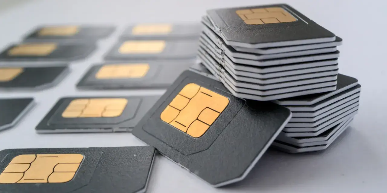 Tarjetas SIM apiladas y dispersas. ¿Cómo saber si me han duplicado la tarjeta SIM?
