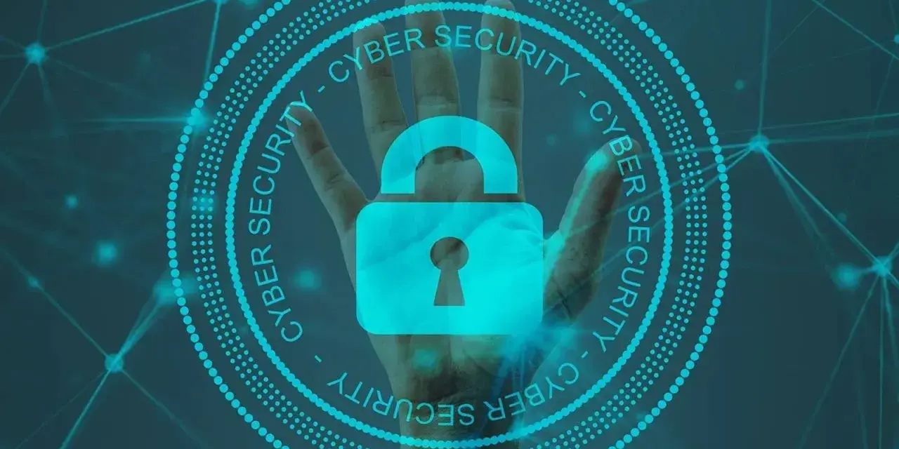 Mano con candado digital y círculo de "CYBER SECURITY". Ideal para quienes buscan los mejores cursos de ciberseguridad.