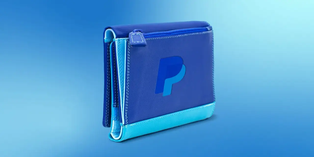 Cartera azul con el logo de PayPal. Transacciones seguras con PayPal.