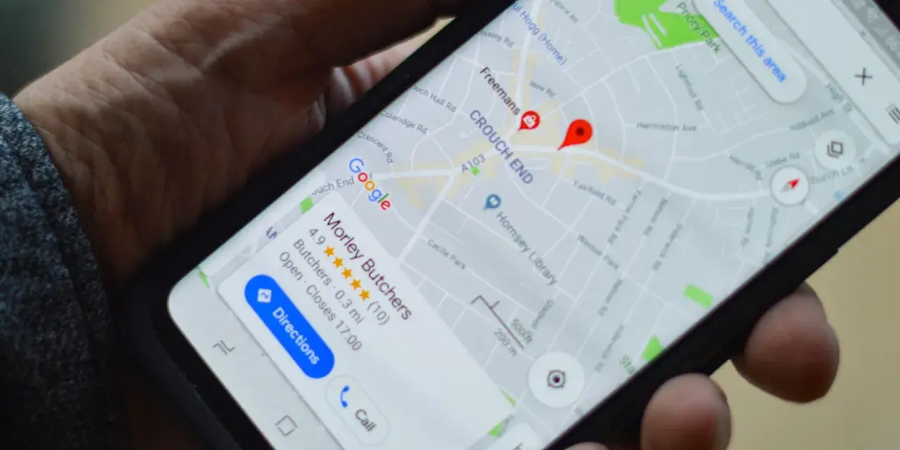 Un teléfono muestra un mapa de Google Maps en Crouch End, Londres. La pantalla detalla cómo saber si rastrean mi ubicación, mostrando un negocio llamado "Morley Butchers".