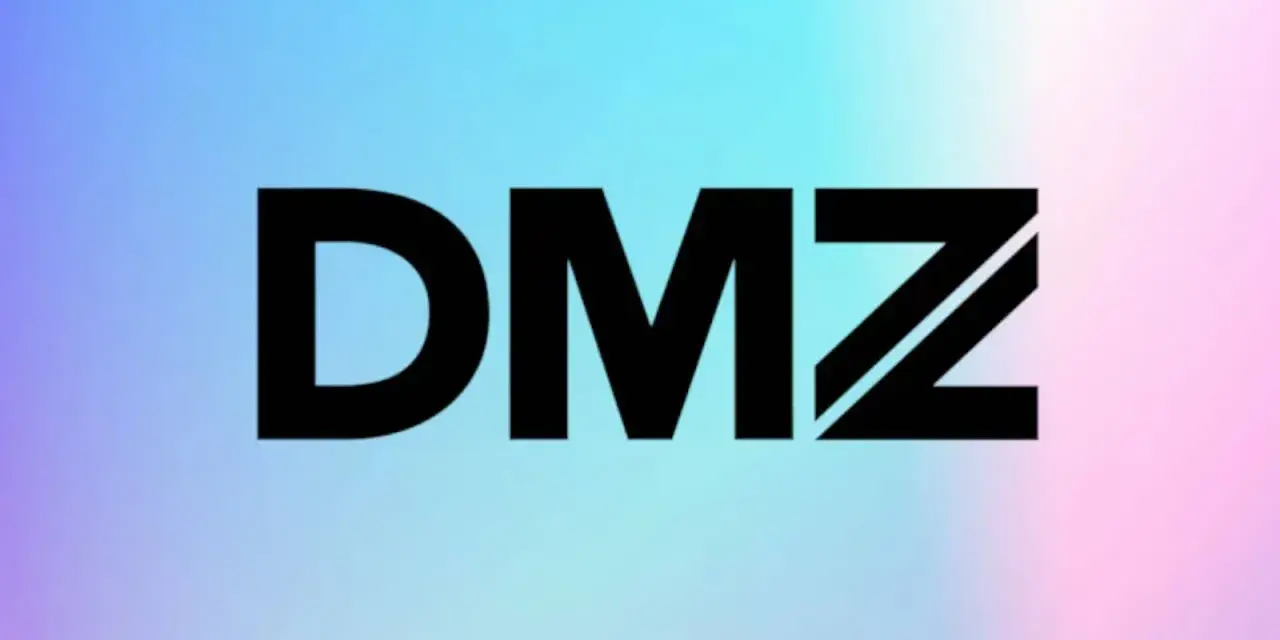 Logo "DMZ" en negro sobre fondo degradado azul y rosa. DMZ router.