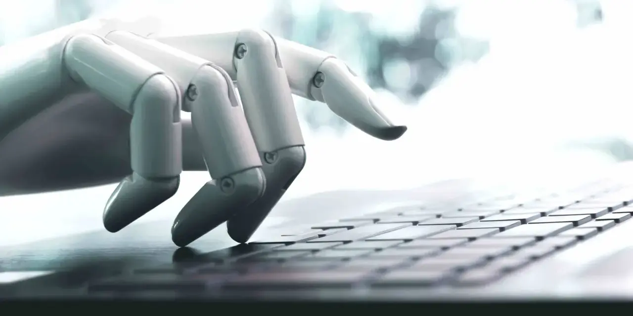 Mano robótica escribiendo en un teclado, una imagen que ilustra qué son los bots y su interacción con la tecnología.