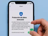 Dedo activando Protección de datos avanzada en un iPhone. La pantalla muestra la opción de "ubicacion iphone apagado" para mayor seguridad.