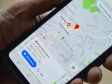Un teléfono muestra un mapa de Google Maps en Crouch End, Londres. La pantalla detalla cómo saber si rastrean mi ubicación, mostrando un negocio llamado "Morley Butchers".