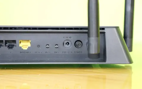 Detalle de un router con puertos Ethernet, botón de reinicio y conexión de energía. Ideal para quienes necesitan reiniciar router.