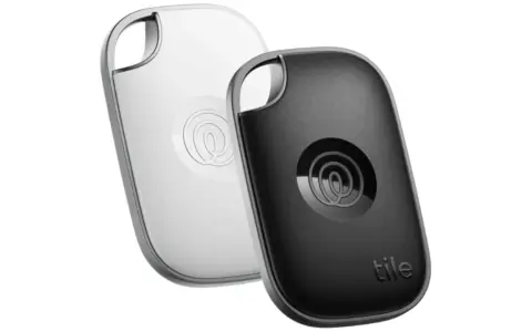 Dos rastreadores de teléfono, uno blanco y otro negro, con el logo de Tile.