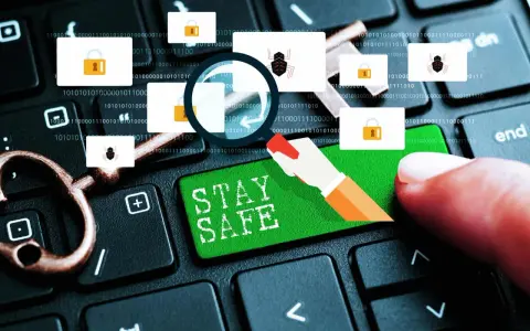 Un dedo presiona "STAY SAFE" en un teclado. Iconos de sobres con candados y arañas sugieren un enlace seguro y amenazas.