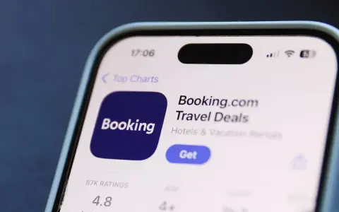 Pantalla de móvil mostrando la app Booking.com. Si te estafan en Booking, esta es la app que debes revisar.