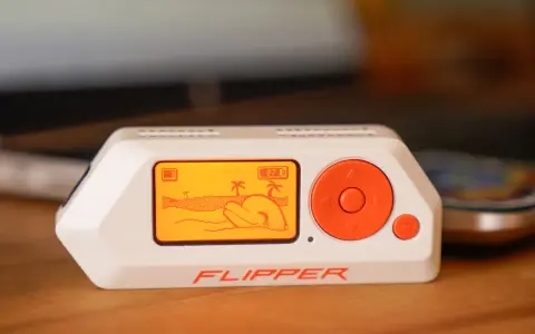 El Flipper Zero, un dispositivo portátil con pantalla naranja que muestra una escena de playa, es una herramienta versátil para explorar la tecnología.