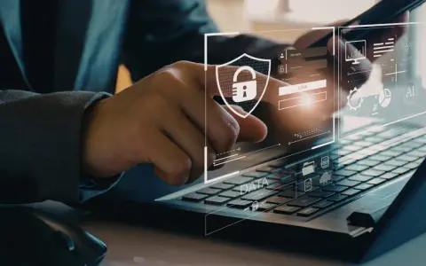 Persona interactuando con una interfaz digital de seguridad empresarial, mostrando un candado y datos.