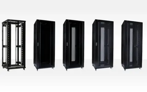 Cinco gabinetes negros de diferentes configuraciones, mostrando la estructura de un rack para equipos.