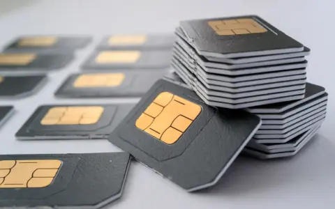 Tarjetas SIM apiladas y dispersas. ¿Cómo saber si me han duplicado la tarjeta SIM?