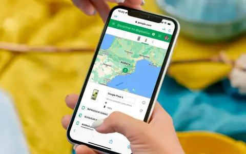 Muestra cómo activar localizador de móvil en Google. Se ve un mapa de España y Francia en un teléfono, con opciones para reproducir sonido o borrar datos.
