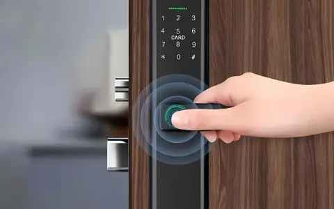 Mano desbloquea puerta con huella digital en cerradura inteligente. ¿Son seguras las cerraduras inteligentes? ¡Sí, con tecnología biométrica!