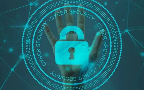 Mano con candado digital y círculo de "CYBER SECURITY". Ideal para quienes buscan los mejores cursos de ciberseguridad.