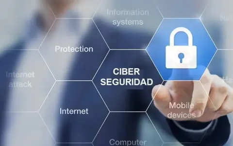Un dedo toca un ícono de candado en una pantalla que muestra "CIBER SEGURIDAD" y conceptos relacionados. Ideal para un curso ciberseguridad gratis.
