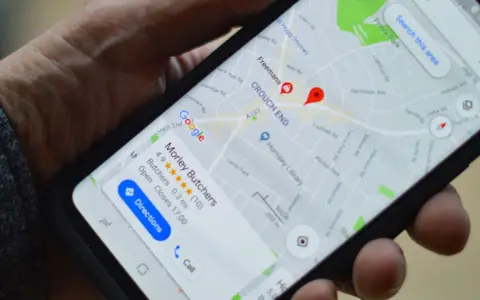 Un teléfono muestra un mapa de Google Maps en Crouch End, Londres. La pantalla detalla cómo saber si rastrean mi ubicación, mostrando un negocio llamado "Morley Butchers".