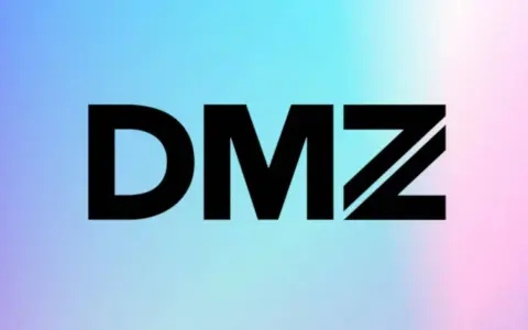 Logo "DMZ" en negro sobre fondo degradado azul y rosa. DMZ router.