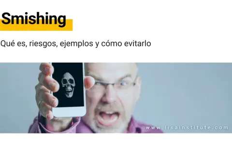 Hombre muestra teléfono con calavera, advirtiendo sobre el peligro del sms spam y el smishing.