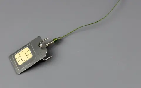 Tarjeta SIM con anzuelos, una metáfora visual para saber si han clonado mi móvil.
