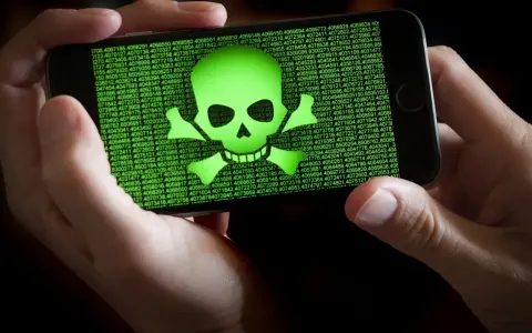 Teléfono mostrando calavera verde y números. Alguien intenta escanear virus movil.