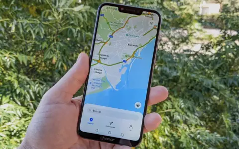 Mano sosteniendo un móvil con mapa de Barcelona. Ideal para buscar moviles por gps y planificar rutas.