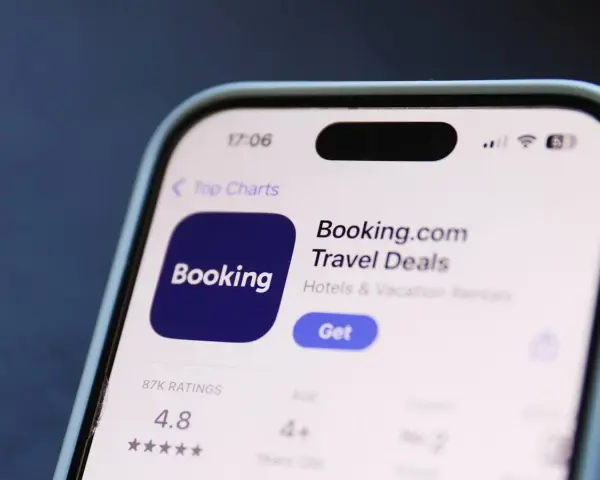 Pantalla de móvil mostrando la app Booking.com. Si te estafan en Booking, esta es la app que debes revisar.