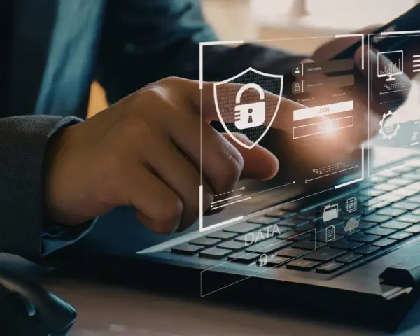 Persona interactuando con una interfaz digital de seguridad empresarial, mostrando un candado y datos.