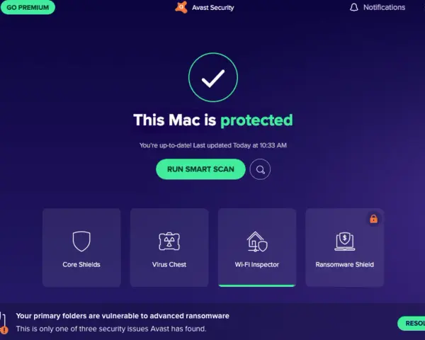 Interfaz de Avast Security mostrando "This Mac is protected". Ofrece un escaneo inteligente y opciones como Core Shields, Virus Chest, Wi-Fi Inspector y Ransomware Shield. Es un antivirus para Mac gratis.
